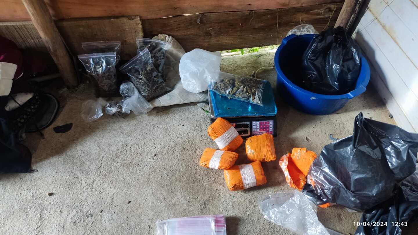 No local, foram encontradas grandes quantidades de drogas e insumos usados para embalagem e venda dos entorpecentes. Fotos: Divulgação/SSP