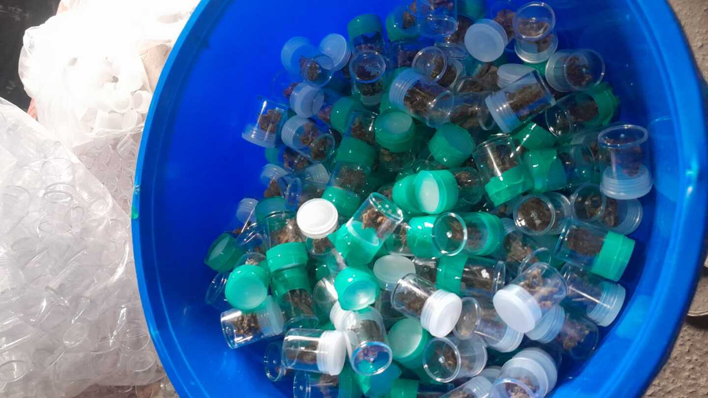 No local, foram encontradas grandes quantidades de drogas e insumos usados para embalagem e venda dos entorpecentes. Fotos: Divulgação/SSP
