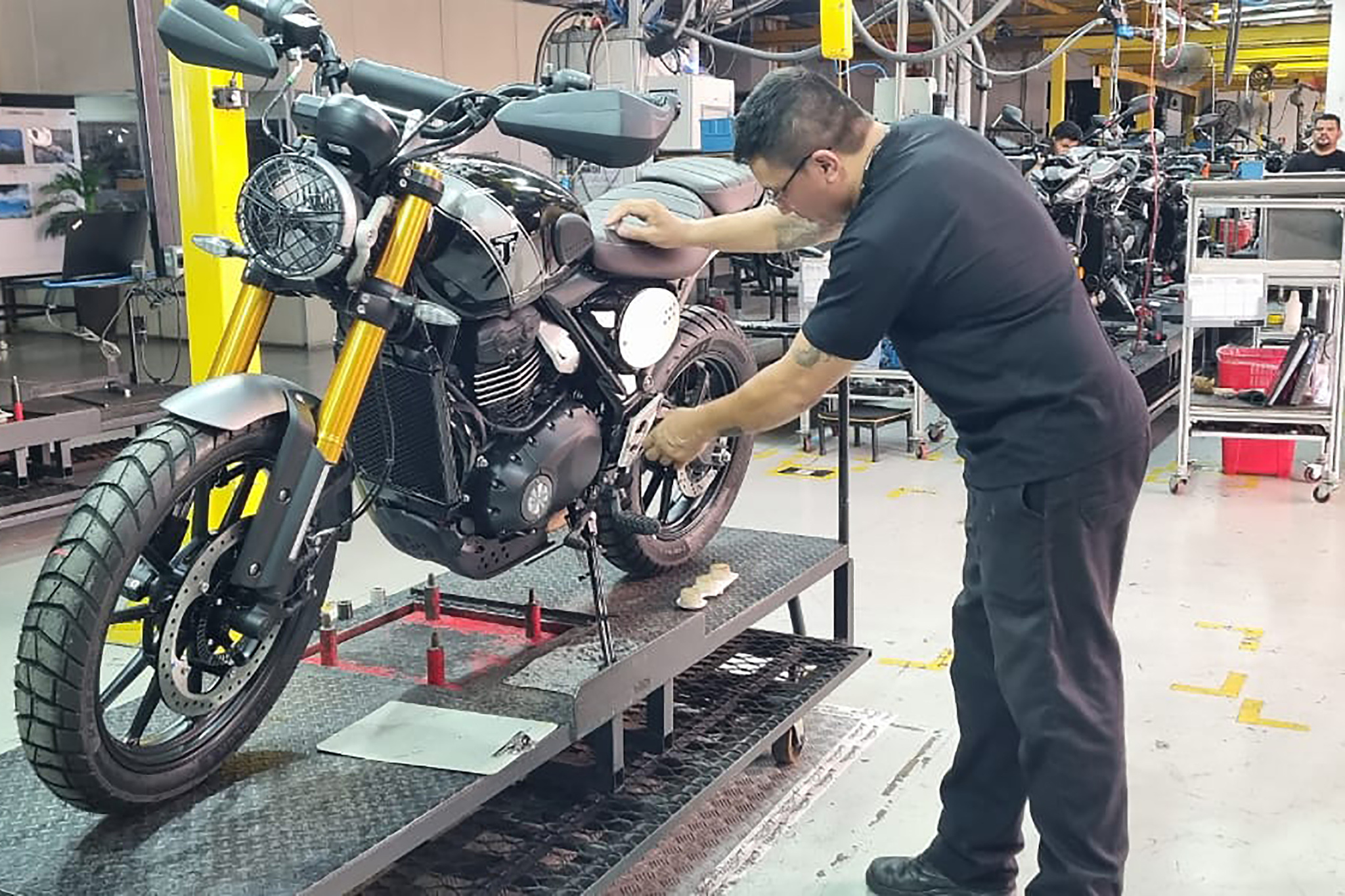 Linha de produção na fábrica Triumph em Manaus (AM)