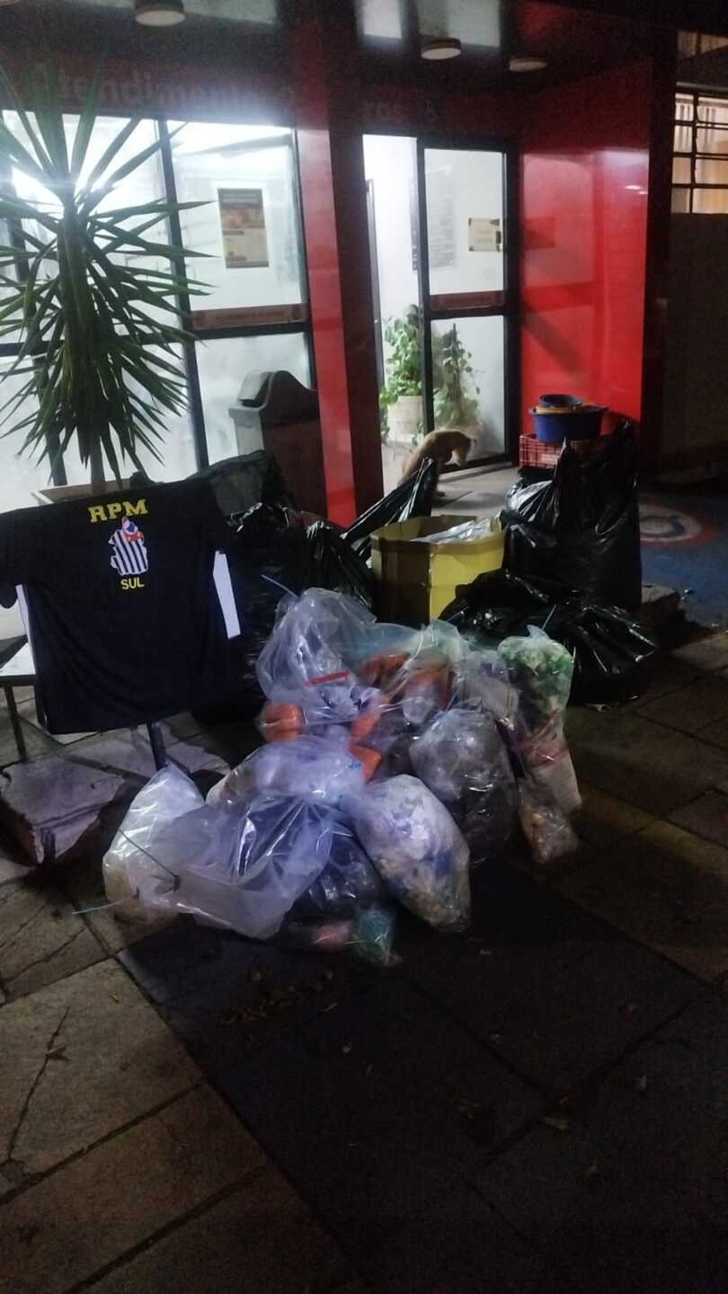 Durante o patrulhamento rotineiro realizado pelo Radiopatrulhamento com motocicletas (RPM), as viaturas receberam uma denúncia sobre um local suspeito, na comunidade Napoleão Machado, apontado como uma refinaria do tráfico local. Fotos: Divulgação