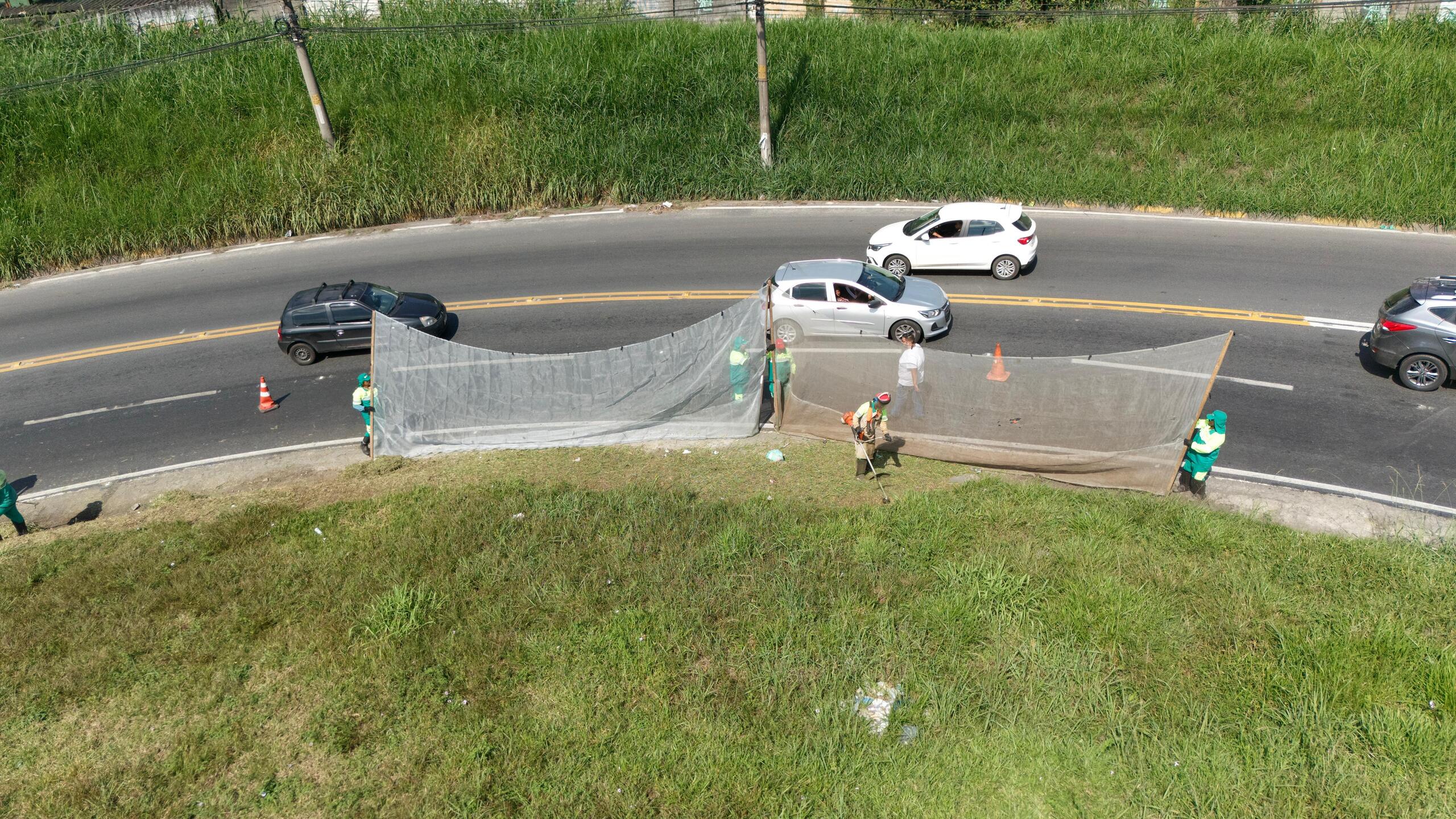 Equipes da Prefeitura de Taboão da Serra realizaram na manhã deste sábado (20) um serviço de capinagem e manutenção da Avenida Aprígio Bezerra da Silva. Fotos: Divulgação/PMTS