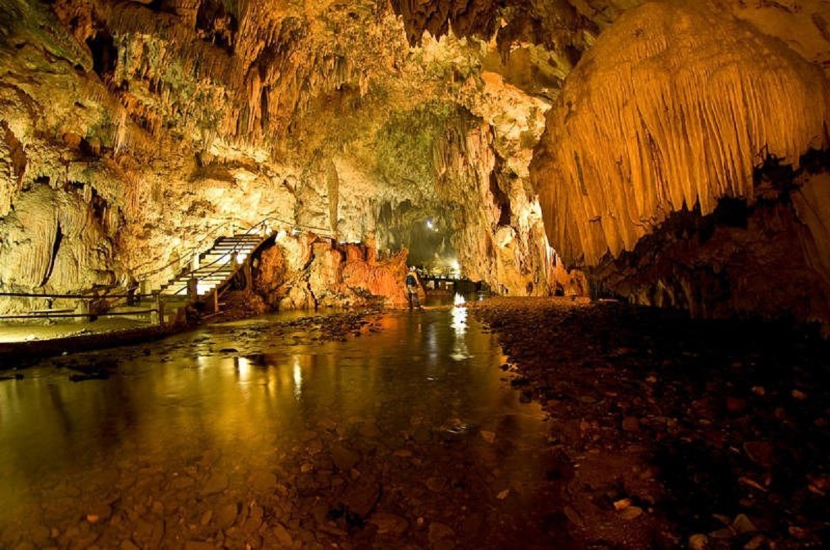 Parque Estadual Caverna do Diabo, mede aproximadamente 9 quilômetros de extensão