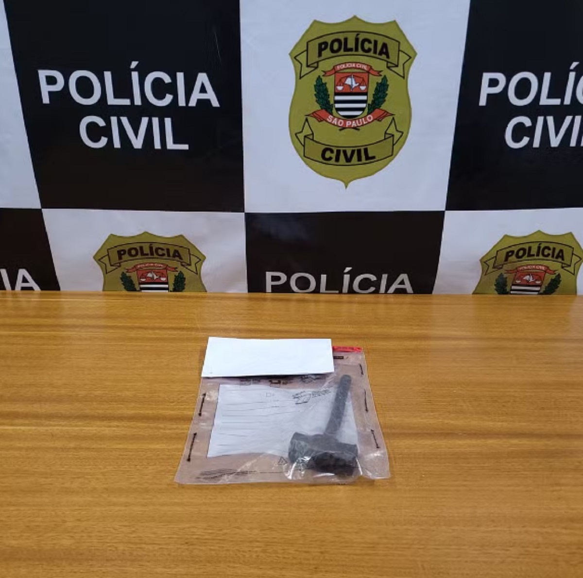 Marreta utilizada no crime e apreendida pela Polícia Civil