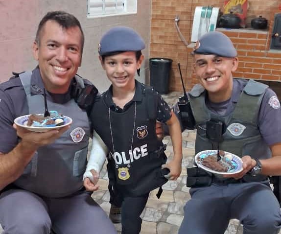 PMs participam de aniversário de 5 anos de criança