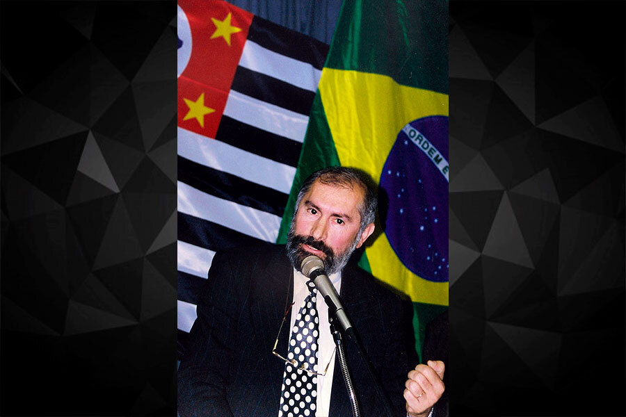 Evilásio Farias usa a tribuna na Câmara Municipal de Taboão da Serra na década de 2000. Crédito: Eduardo Toledo/Portal O Taboanense
