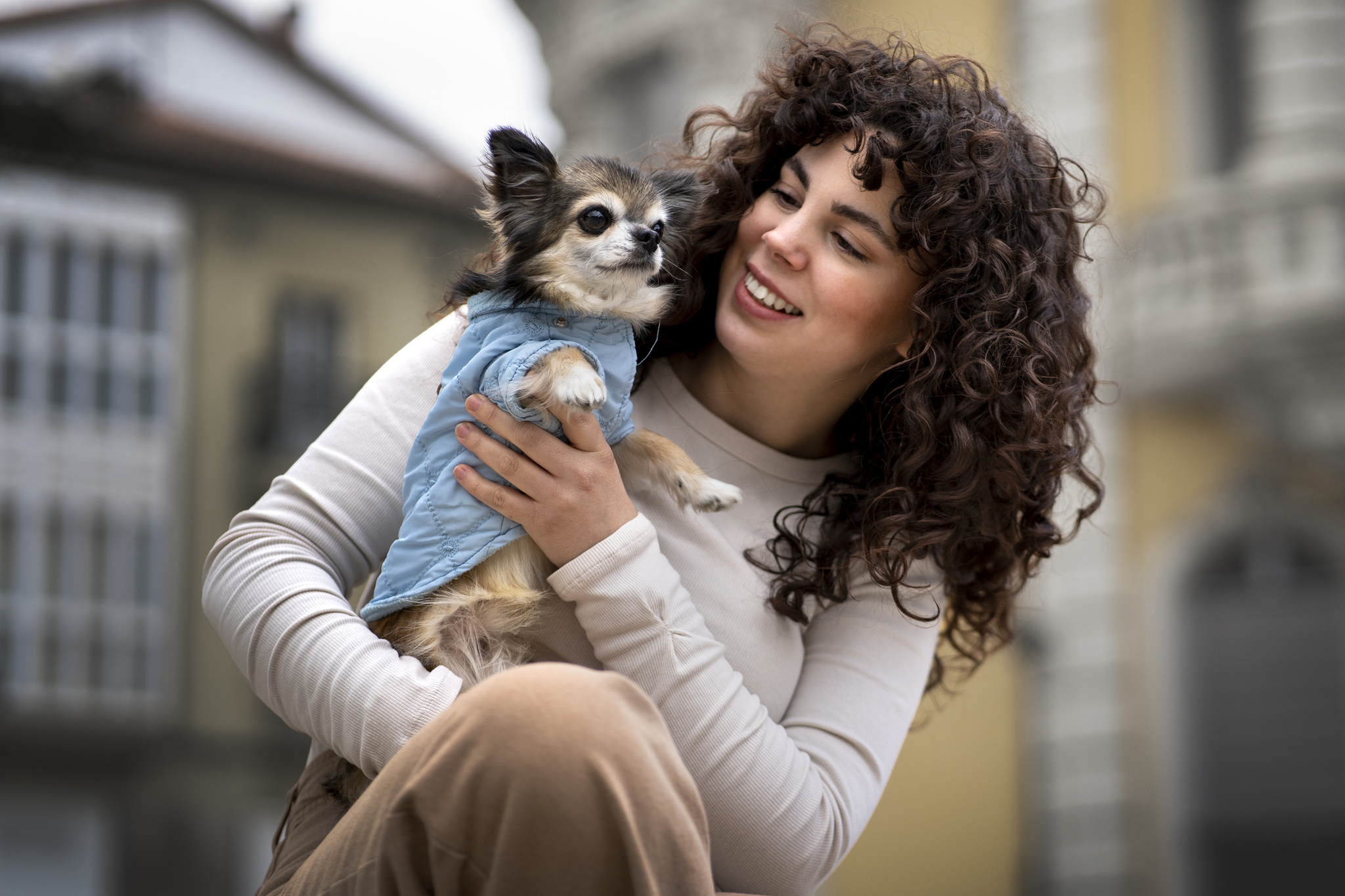 mulher com um chihuahua
