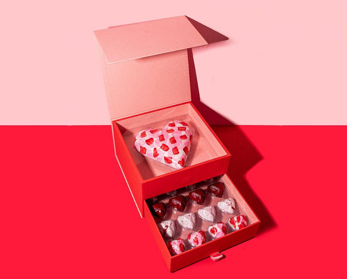 Kit com 16 bombons e coração grande recheado da Mica Chocalates, R$ 430, na Mica Chocolates