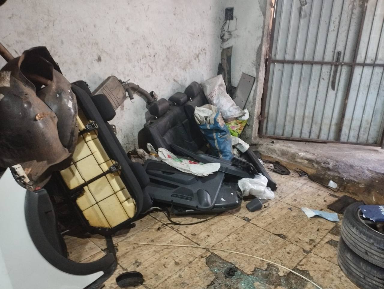 Peças ilícitas encontradas em desmanche clandestino na Capital; operação segue em andamento