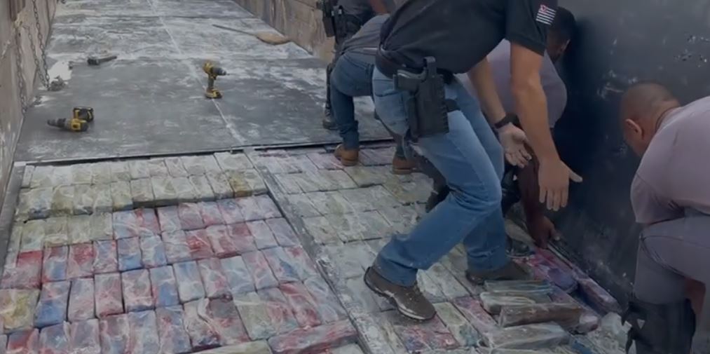 O motorista do caminhão, de 39 anos, foi preso em flagrante por tráfico de drogas e segue à disposição da Justiça.