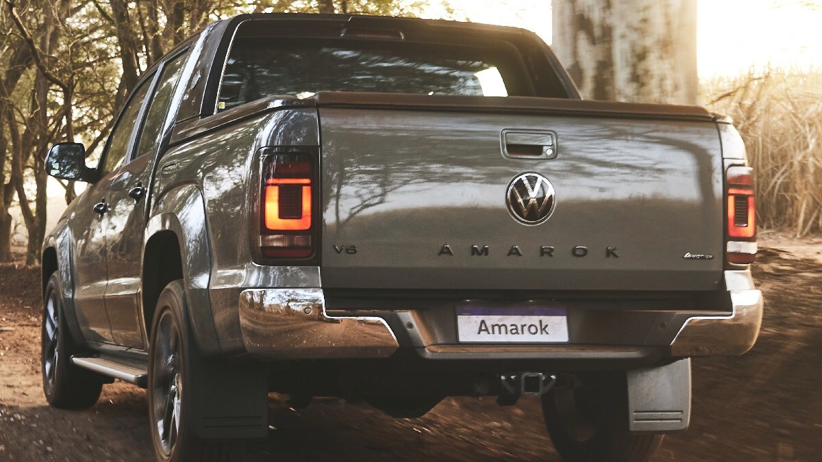 Na traseira, são inéditos o para-choque, as lanternas, o emblema da marca alemã e o posicionamento do nome "Amarok", inscrito na parte central da tampa da caçamba. /Divulgação