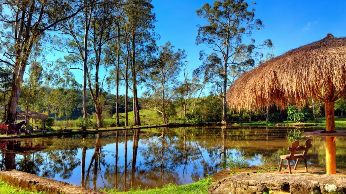 Na Fazenda Paraíso, em Atibaia, os visitantes almoçam com a vista do lago e da mata nativa. / Foto: Secretaria de Turismo Atibaia/Divulgação