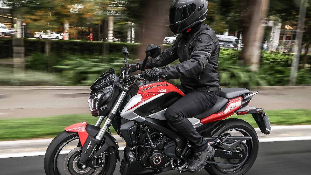 Dominar 250 estará disponível no Brasil nas cores Racing Red e Sparkling Black, por R$ 22.500 /Divulgação