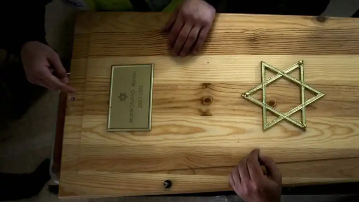 No judaísmo, o caixão tem que ser simples e não pode ser aberto. A única decoração permitida, em alguns casos, é a Estrela de Davi, que pode ser gravada na tampa do caixão. / Foto: Reprodução