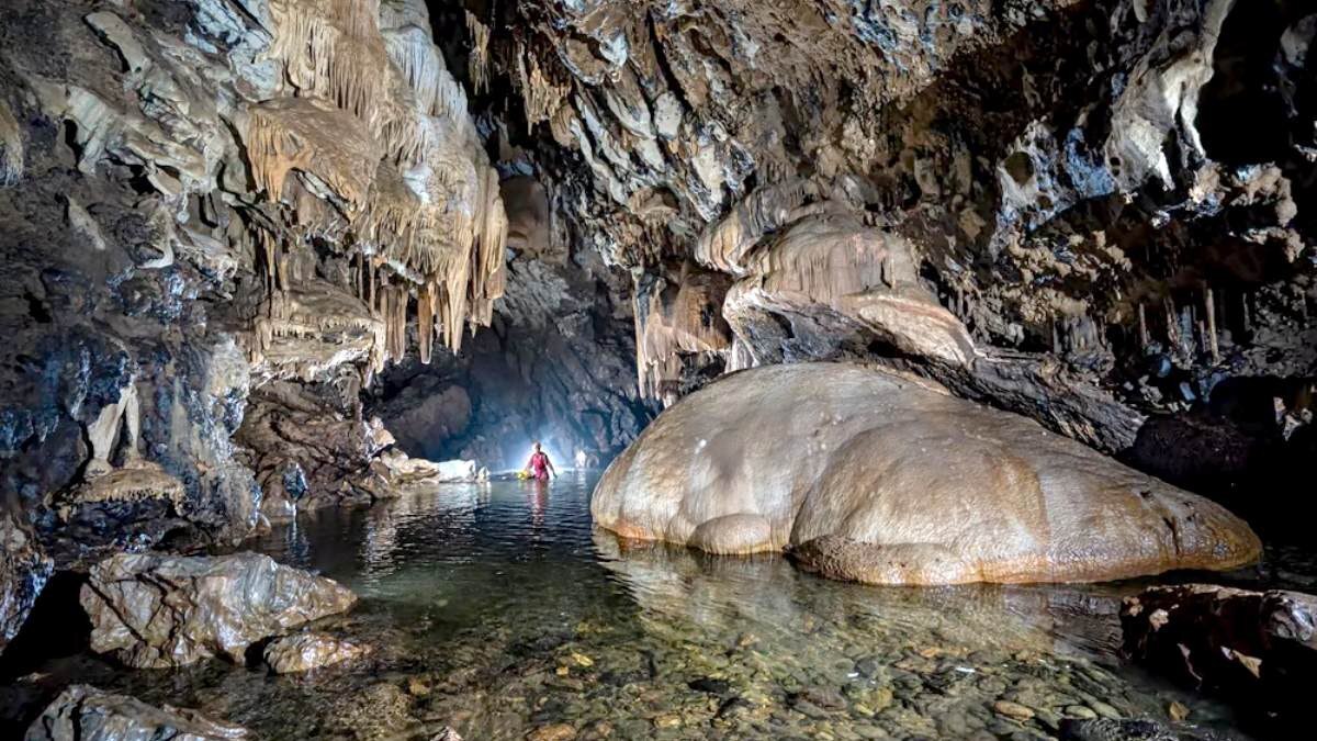 Também conhecida como a Gruta da Tapagem, é a maior caverna do estado de São Paulo. Com seis mil metros de extensão, apenas 600 metros estão disponíveis para que os visitantes possam inspecionar. O local conta com viagem com um guia, que te levará para conhecer as profundezas em uma aventura que te levará quase que ao centro da Terra - (Divulgação/Caverna do Diabo Aventura)