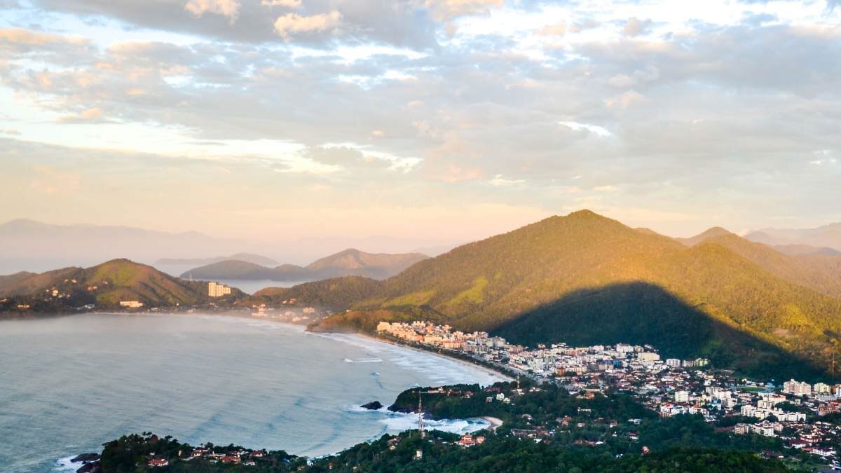 Quarta colocada do ranking, a cidade de Ubatuba apresentou nos primeiros três meses de 2024 altos índices que a colocaram como a mais perigosa do litoral norte neste intervalo. O município possui quase de 100 mil habitantes e registrou, entre janeiro e março de 2024, cinco homicídios, duas tentativas de homicídio, 17 estupros, 85 roubos a mão armada e 363 furtos - (Divulgação/PMU)