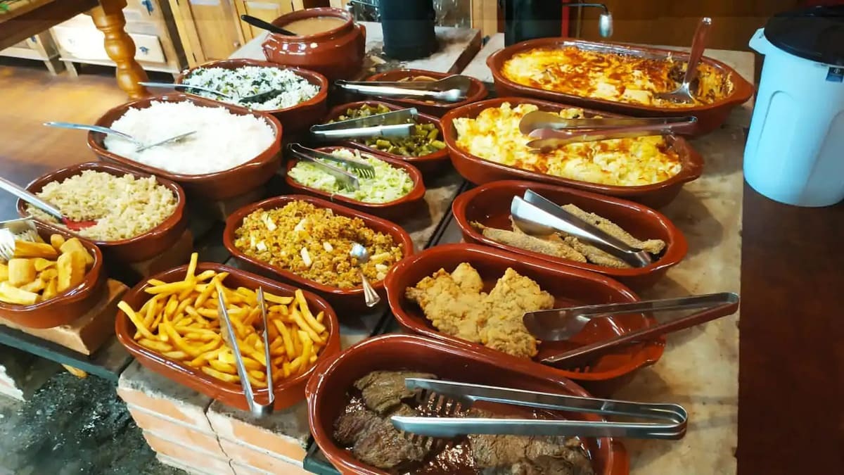 As opções de refeições são variadas e adaptadas para atender diferentes dietas, como vegana, vegetariana, low carb e sem lactose. Foto: Divulgação/Pousada Gaia.