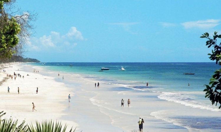 Diani Beach, no Quênia, foi eleita duas vezes a melhor praia de todo o continente africano. Os mais de 10 km de praia com água de cor azul turquesa, fazem desta praia um lugar perfeito para se visitar (Divulgação)