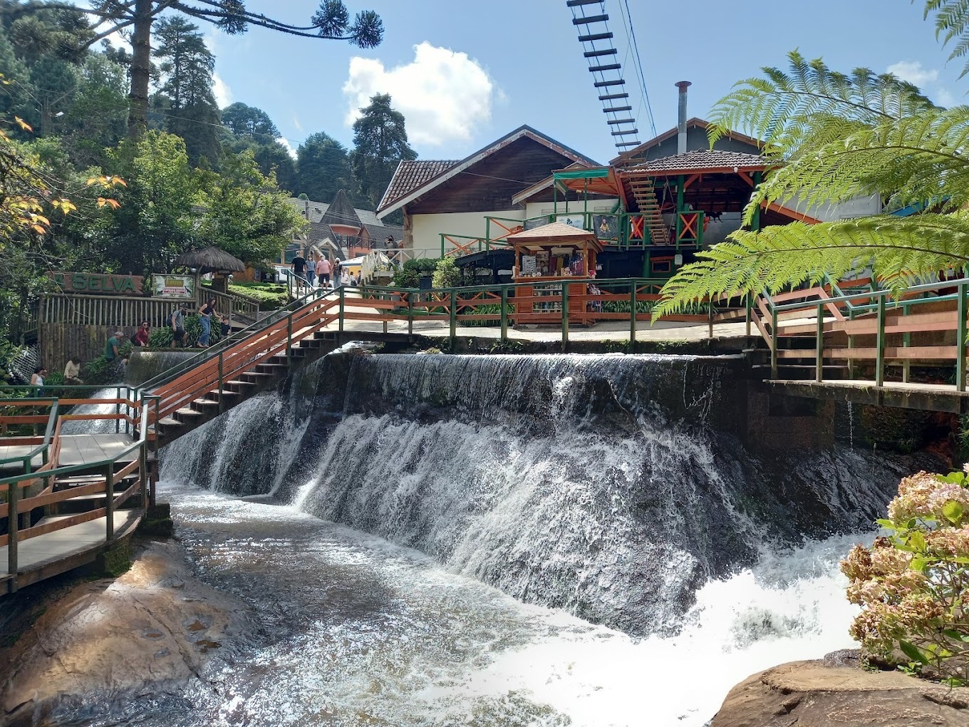 Um destino perfeito para aproveitar um dia em Campos do Jorão é a Ducha de Prata. Uma das atrações mais conhecidas do local, o lugar tem águas cristalinas e acesso seguro por meio de plataformas de madeira que contornam as quedas d'água - (Foto: Shuang Huang/Google Reviews)