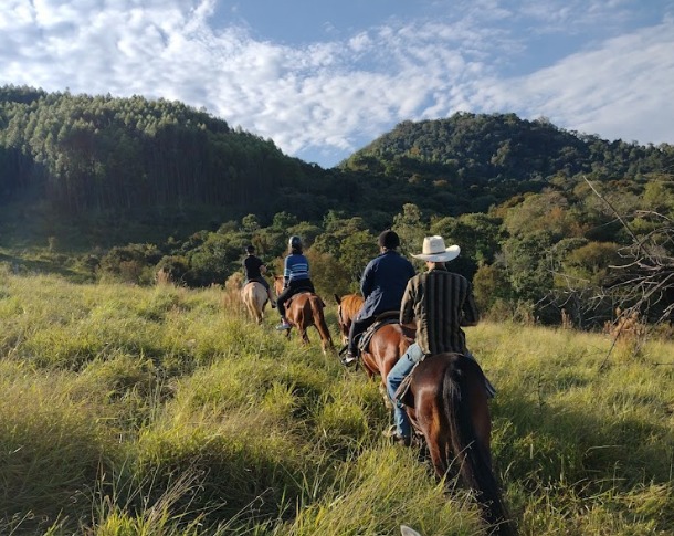 Para os viajantes menos aventureiros e amantes de cavalos, a cidade oferece cavalgadas em roteiros exclusivos e desbravando trilhas e caminhos bucólicos com a Encantos da Natureza Cavalgadas - (Foto: Divulgação)