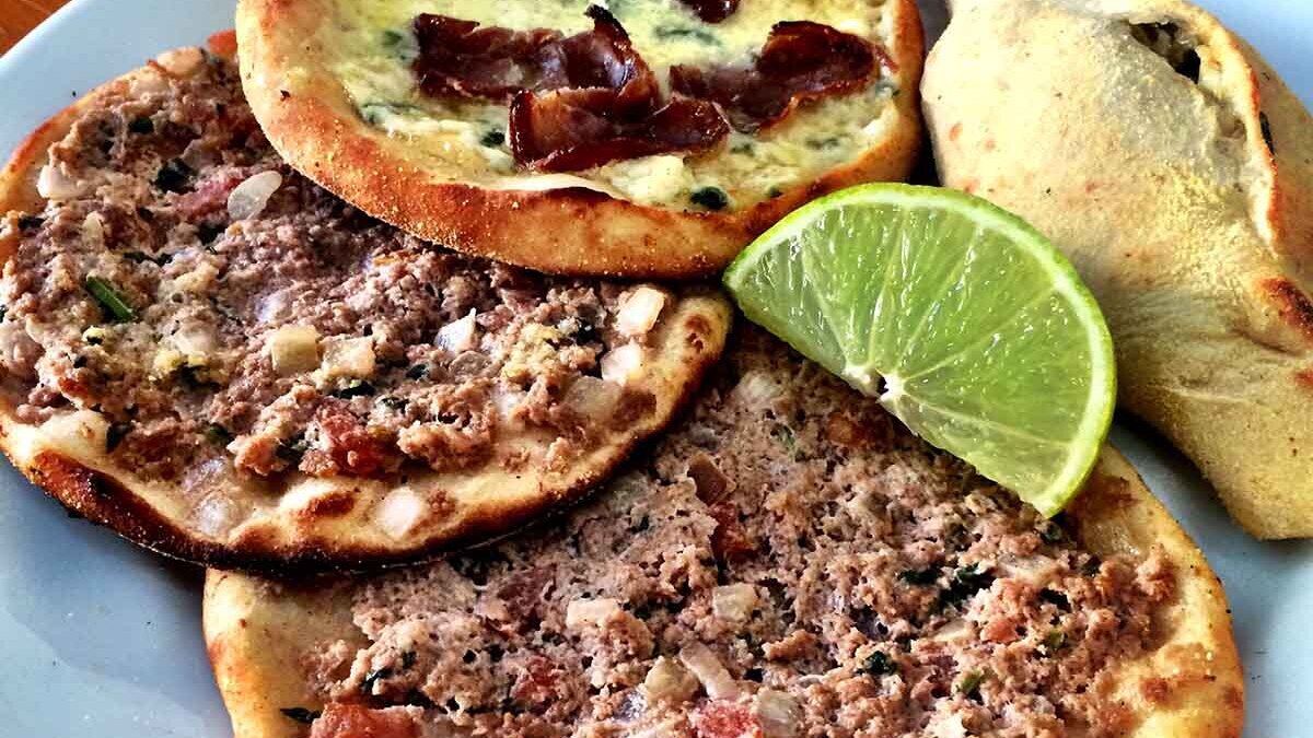 A Esfiharia Effendi é especializada em pratos armênios e árabes e conta com nove sabores de esfihas, dentre os quais a esfiha de queijo com bastermá. Foto: Divulgação
