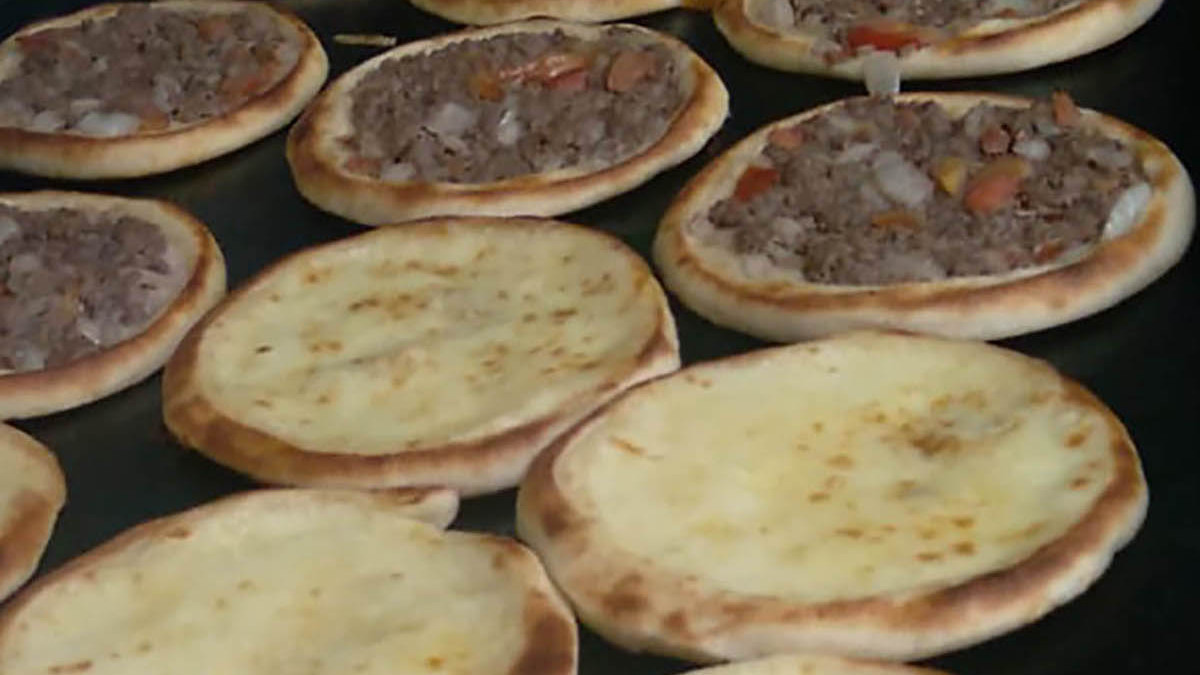 Especializado na culinária árabe, o Baruk conta com seis tipos de esfihas, sendo a esfiha aberta de queijo muçarela, a mais pedida da casa. Foto: Divulgação