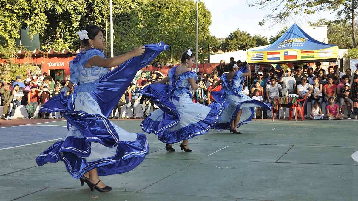 Idealizada para que os imigrantes bolivianos pudessem matar as saudades da cultura e gastronomia típicas de seu país, a Feira Kantuta acontece aos domingos na Praça Kantuta, no Canindé - Foto: Wikimedia Commons