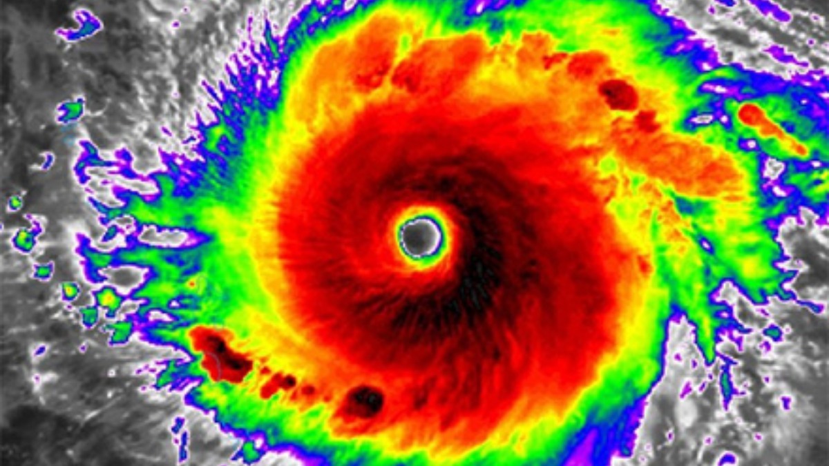 Uma imagem de satélite infravermelho do furacão Irma, 12 de setembro de 2017. Este tipo de imagem mede a temperatura do topo das nuvens. Quanto mais frio o topo da nuvem, mais alto ele se estende na atmosfera. As cores de verde a vermelho e preto ajudam a identificar os topos mais altos das nuvens, com as cores mais escuras sendo as nuvens mais altas. / Foto: Divulgação/NOAA