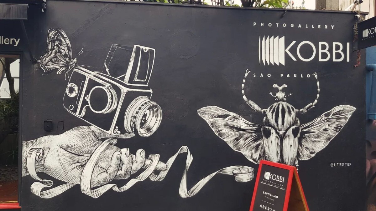 Próxima ao Beco do Batman, a Kobbi Gallery, na Travessia Alonso, 23, é especializada em fotografia e apresenta exposições de trabalhos de diversos fotógrafos. / Foto: Instagram/@offthewallsof