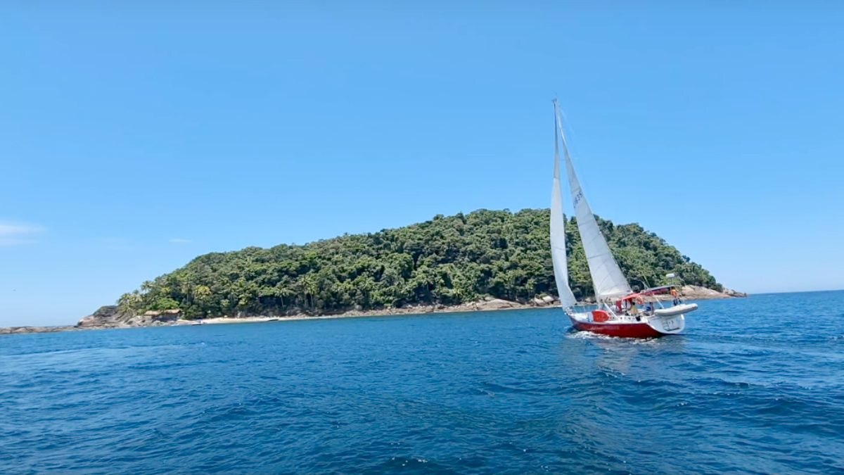 Os turistas que a visitam, em geral, amam a experiência, classificando o local como um verdadeiro 'presente da natureza' - (Reprodução/Youtube)