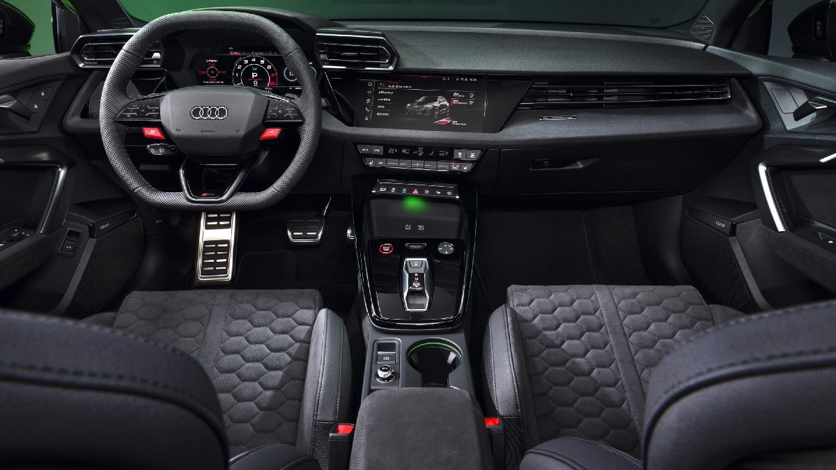 Interior dominado por tons escuros, tudo é voltado para o desempenho, com o novo volante, bancos esportivos ou tipo concha RS, recursos de carbono e displays esportivos Divulgação