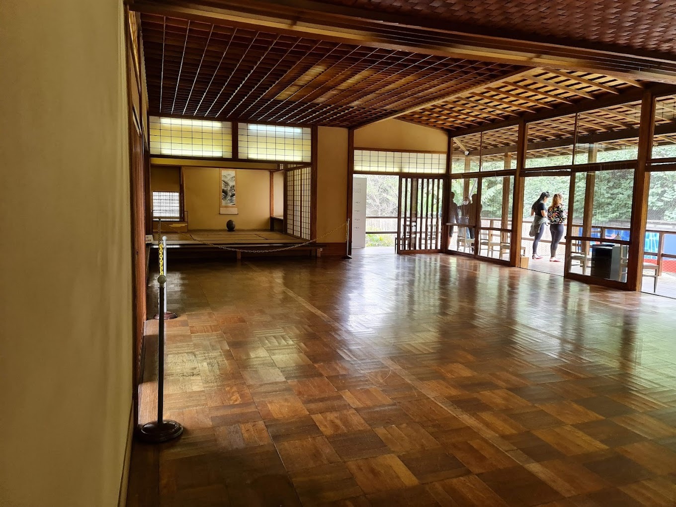 O Pavilhão Japonês foi transportado desmontado, em navio, e reúne materiais trazidos originalmente do Japão, como as madeiras, pedras vulcânicas do jardim, lama de Kyoto que dá textura às paredes, por exemplo - (Fábio Yukio Suetsugu/Google Reviews)