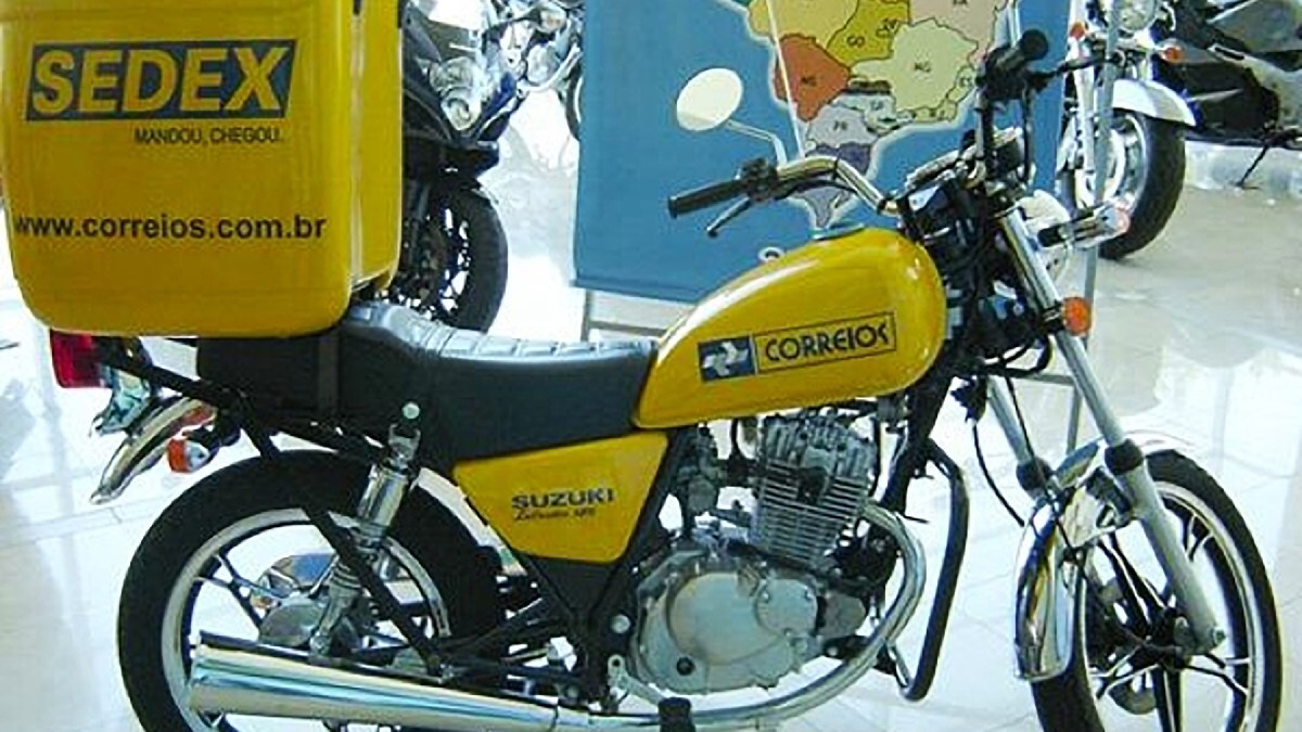 "Suzukinha" Intruder 125, comercializada no Brasil de 2002 a 2016 com enorme sucesso, principalmente como moto dos Correios /Divulgação