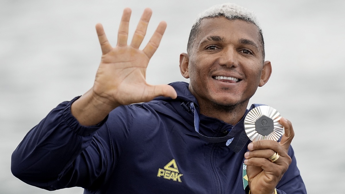 Isaquias Queiroz conquistou cinco medalhas olímpicas em sua carreira /Alexandre Loureiro/COB