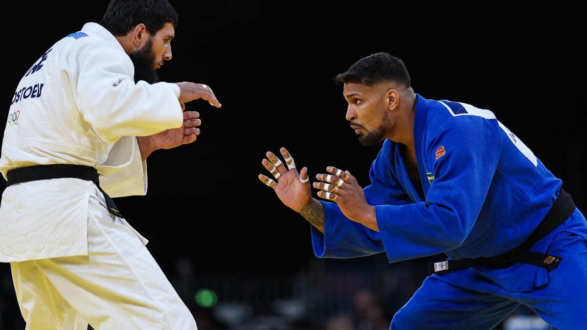 Jogos Olímpicos Paris 2024 - Judô masculino - Leonardo Gonçalves (kimono azul) enfrenta Dzhafar Kostoev, atleta dos Emirados Árabes Unidos. (Foto: Miriam Jeske/COB)