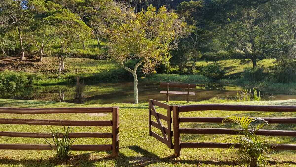 Localizada em um terreno de 50 mil metros quadrados, a pousada é cercada pela natureza exuberante e adjacentes a uma mata preservada. Foto: Divulgação/Pousada Gaia.
