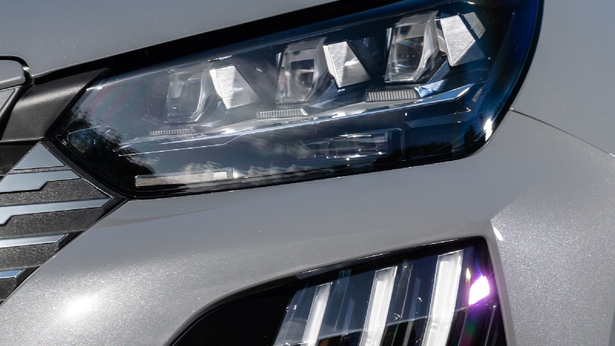 O carro conta com três garras verticais que acomodam as luzes de circulação diurna (DRL) em leds integradas nas inserções do para-choque /Divulgação