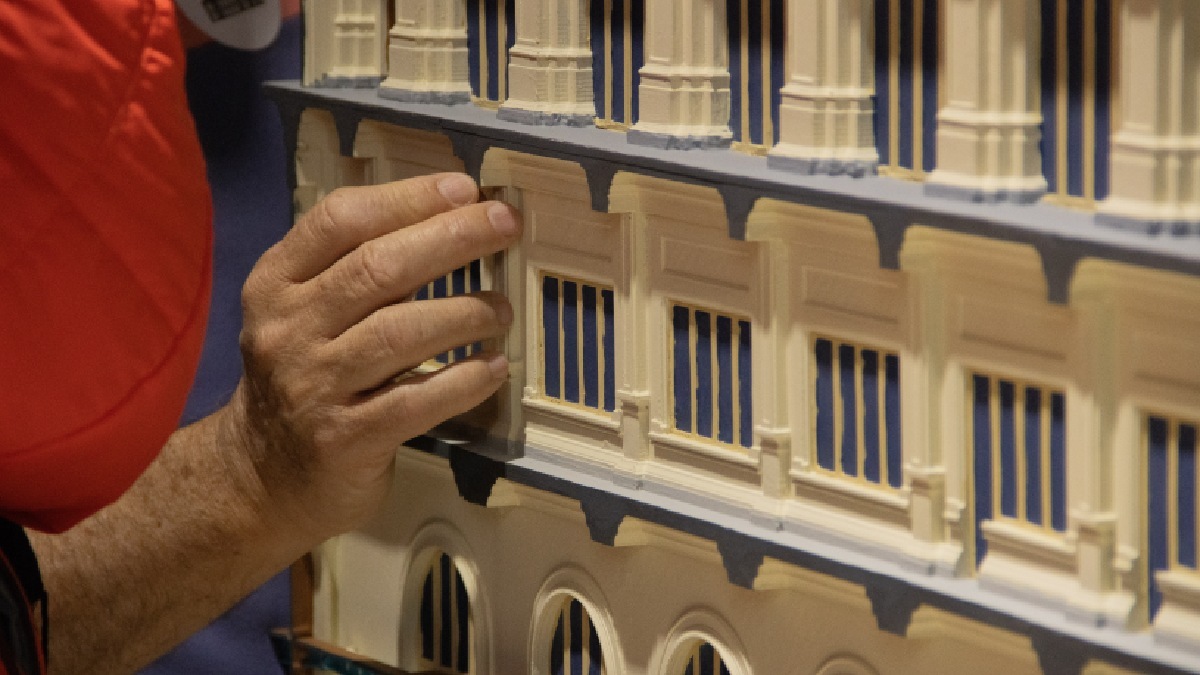 Sala conta com recursos de audiodescrição ou interpretação em Libras, além de maquete tátil criada em 2024 Divulgação/Alexandre Silva