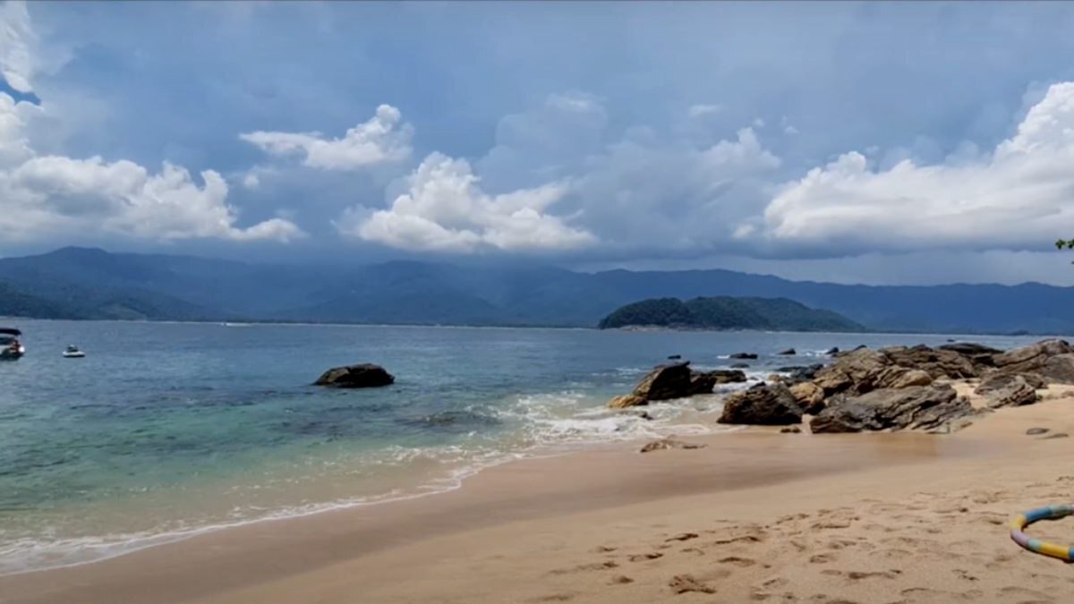 O litoral de São Paulo é referência quando o assunto é ter lindas praias e oportunidades de lazer e relaxamento. Contudo, mesmo com lindas paisagens e recursos naturais, alguns dos locais são menos conhecidos pelo público. A Ilha dos Gatos, em São Sebastião, é um exemplo disso - (Reprodução/Youtube)