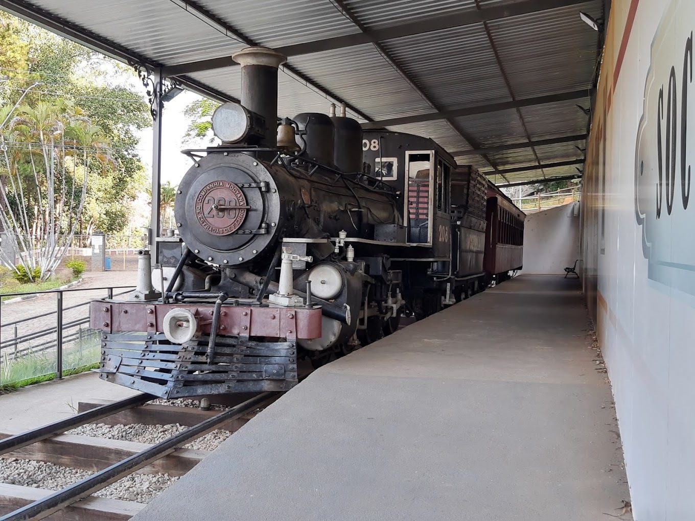 Para os amantes de trem, é possível conhecer a Maria-Fumaça em Socorro. O item faz parte do patrimônio histórico do município. Até meados dos anos 1960, a locomotiva transitava pela região, instalada pela Companhia Mogiana - (Foto: Jhonata Araujo/Google Reviews)