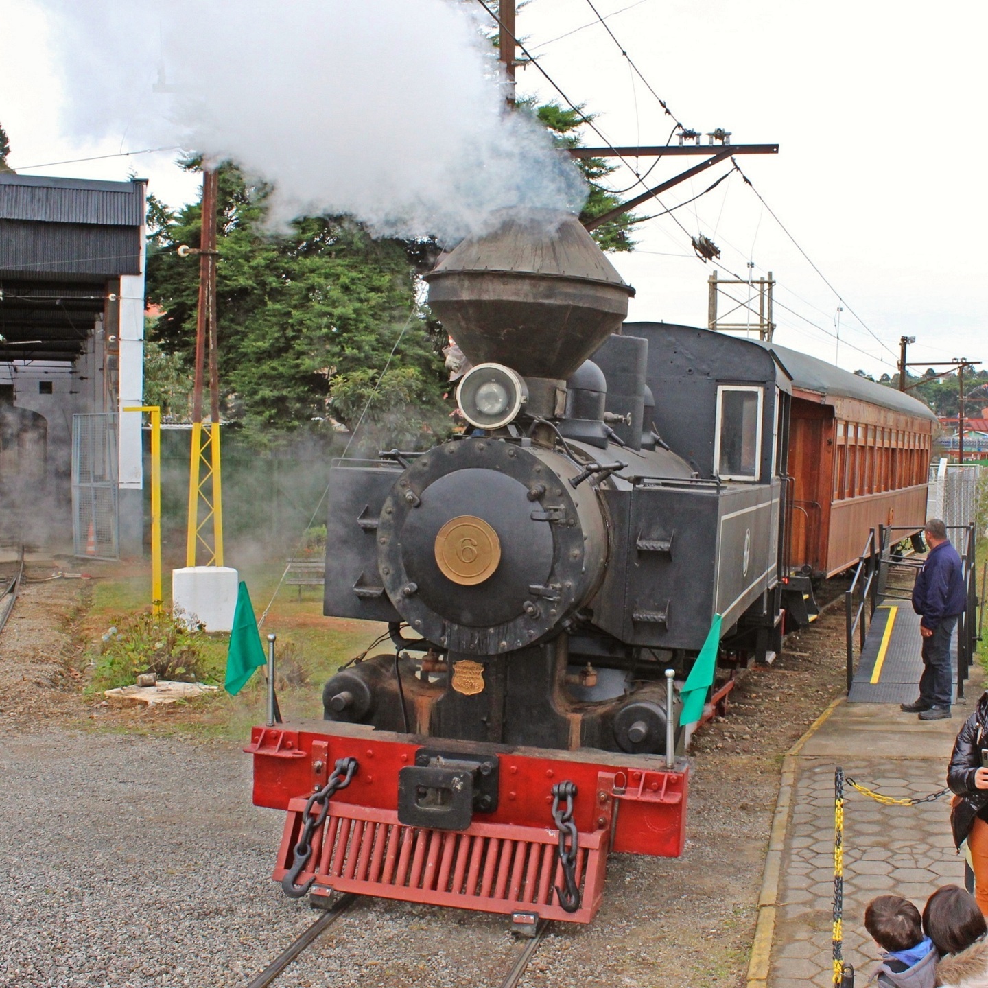 É possível fazer passeios de trem em Campos do Jordão a bordo de uma clássica Maria-Fumaça. A locomotiva percorre 4 km entre a Vila Capivari e a Vila Abernéssia, e costuma funcionar aos sábados e domingos. A aventura dura cerca de 30 minutos, somando o tempo de ida e volta, e não inclui paradas - (Foto: Governo de SP)