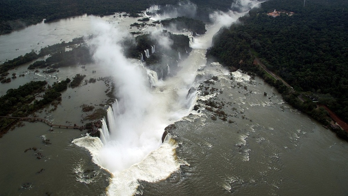 As Cataratas do Iguaçu oferecem uma das vistas mais impressionantes do mundo, com muitas quedas d'água cercadas por floresta tropical. Foto: Monika Neumann/Pixabay