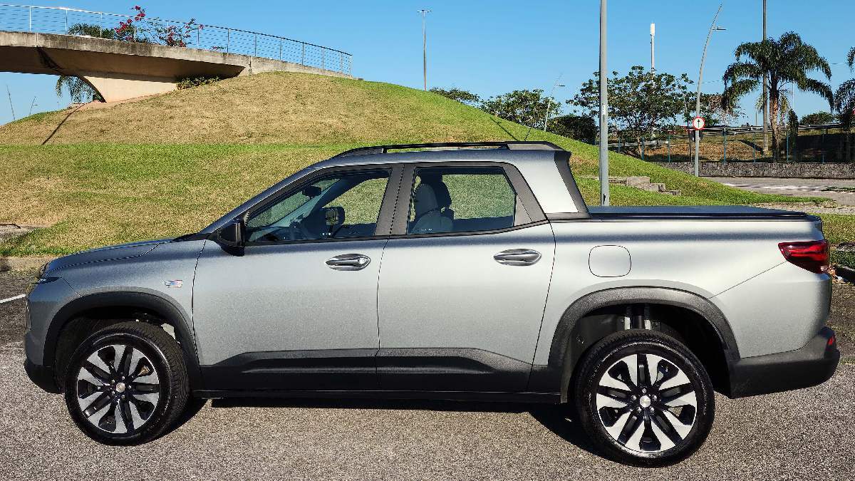 A lateral tem a silhueta típica de utilitários, com rack de teto, linha de cintura elevada e molduras em toda a base do veículo. /Luiza Kreitlon/AutoMotrix