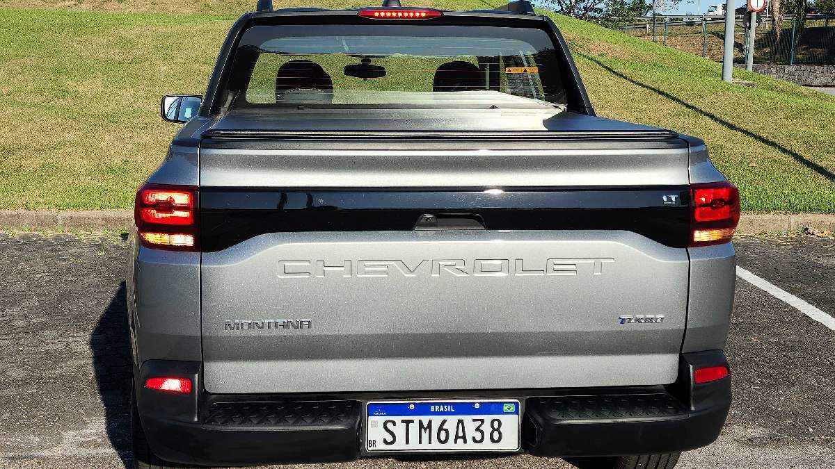 Na traseira, uma barra em preto brilhante conecta as lanternas trapezoidais, que avançam até a lateral da caçamba, com a tampa ostentando o nome "Chevrolet" estampado em baixo relevo na chapa metálica. /Luiza Kreitlon/AutoMotrix