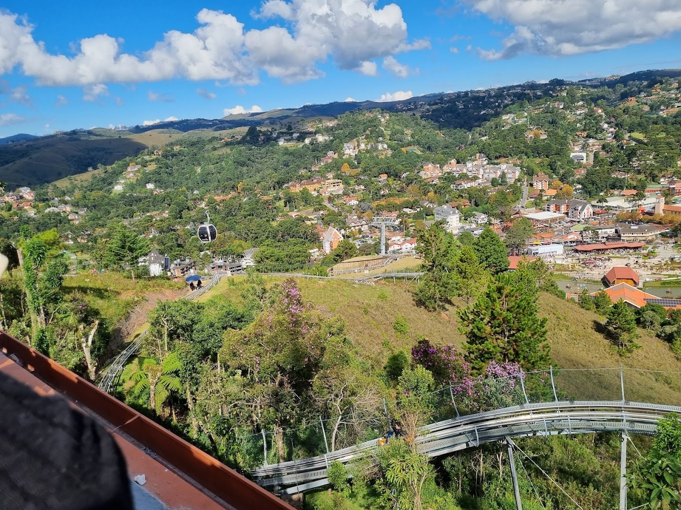 É possível visitar o Morro do Elefante por meio de um passeio de teleférico do Parque Capivari. A 1.800 metros de altitude, o local proporciona uma belíssima visão panorâmica da cidade. Quando é avistado de longe, o monte tem um formato semelhante ao de um elefante, o que explica o nome. Também por isso, há o o Parque dos Elefantes, com cenários e bonecos temáticos - (Foto: Oscar Iván Casallas Gracia/Google Reviews)