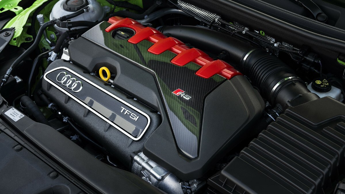 O RS 3 é equipado com o motor 2.5 TFSI (turbo) da Audi Sport com 294 kW (400 cavalos) de potência e 50,5 kgfm de torque, acoplado à transmissão S tronic de 7 marchas Divulgação