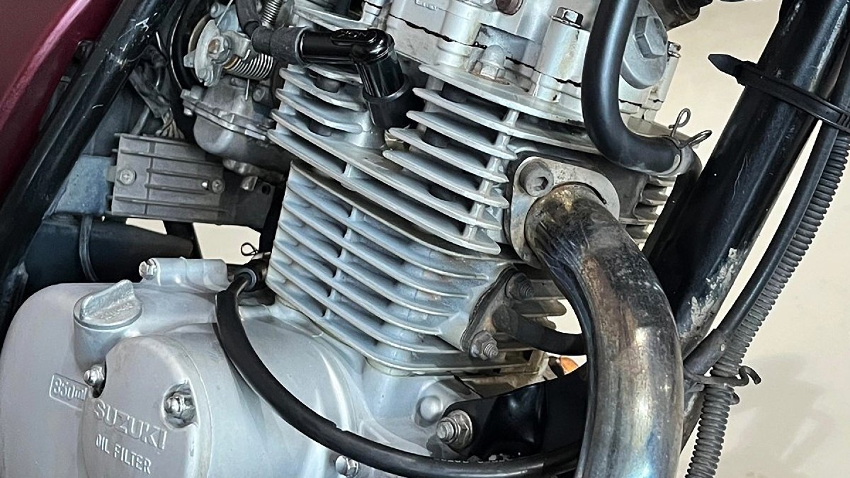 Além disso, a moto tinha 0,98 kgfm de torque a 7 mil giros, partida elétrica, câmbio de 5 marchas e sistema de transmissão por corrente /Divulgação