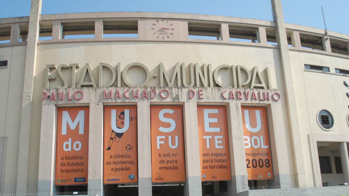 O Museu do Futebol é um espaço voltado para os amantes do esporte verem sua história e curiosidades, seja do futebol brasileiro ou mundial. Entre as atrações, o visitante tem acesso a uma sequência de experiências visuais e sonoras que mostram um pouco da história do esporte. No total, são seis horas de imagens exibidas em vídeos - (Wikimedia Commons)