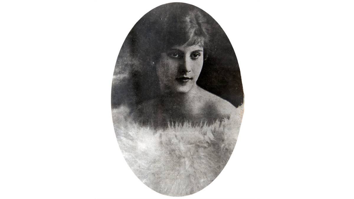 Romilda Macchiaverni, mais conhecida pelo nome artístico de Dona Nenê Romano, era uma cortesã muito bonita e cobiçada.
