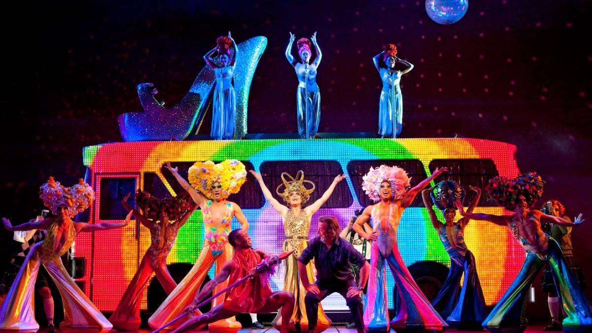 Reynaldo Gianecchini, Diego Martins, Verónica Valenttino e Wallie Ruy participam de "Priscilla, A Rainha do Deserto". Foto: Reprodução/Instagram