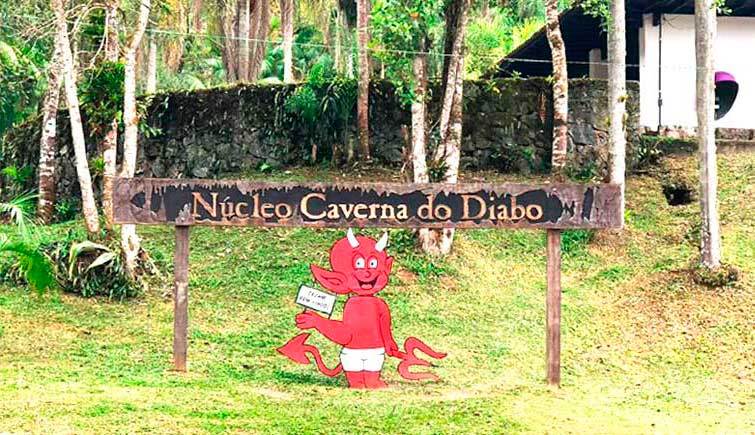 No princípio, com barulhos emitidos no interior do local, alguns acreditavam que a entrada da caverna era um portal para o inferno, pois pensavam que estes ruídos eram gemidos de almas castigadas e que as estalactites e estalagmites eram pessoas petrificadas por isso o motivo de ser chamada de "Caverna do Diabo" - (Divulgação)